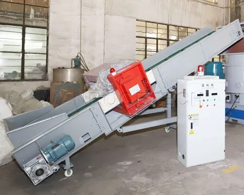 Aglomerador Compactador Densificador de Película Plástica de PP PE Transportador (opcional) El plástico se transporta al aglomerador a través del dispositivo de alimentación de la cinta. La velocidad de transporte está vinculada a la plenitud del aglomerador y la velocidad de la cinta transportadora se ajusta automáticamente en función de la corriente del aglomerador.