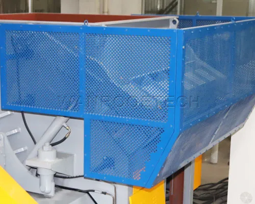 Máquina de Reciclaje de Trituradora de Plataforma de Madera, Bandeja de Madera Empujador giratorio de accionamiento hidráulico Para empujar los objetos cerca de las cuchillas giratorias y conseguir una trituración eficaz
