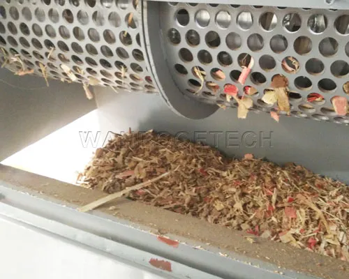 Máquina de Reciclaje de Trituradora de Plataforma de Madera, Bandeja de Madera Pantalla reemplazable en la salida Para controlar los gránulos de salida por debajo de cierto tamaño. El tamaño de la malla del tamiz se puede personalizar según sus necesidades